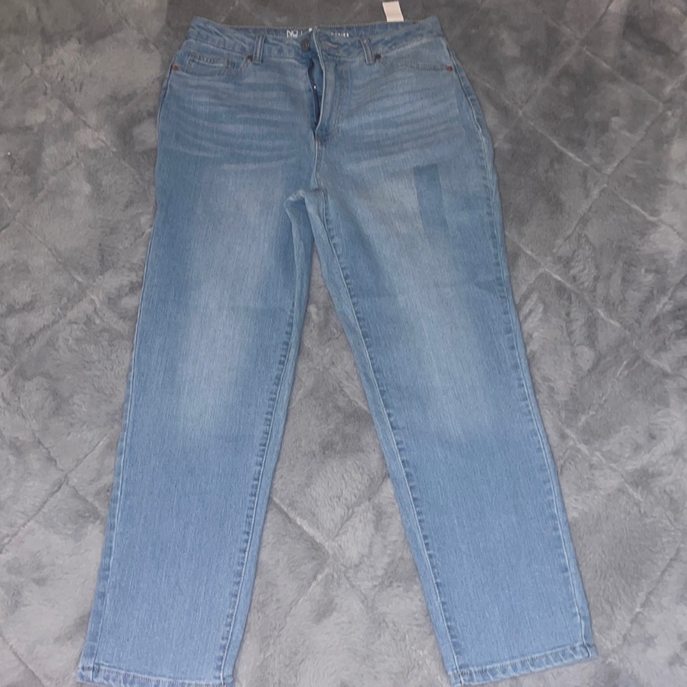 No boundaries, high rise mom jeans